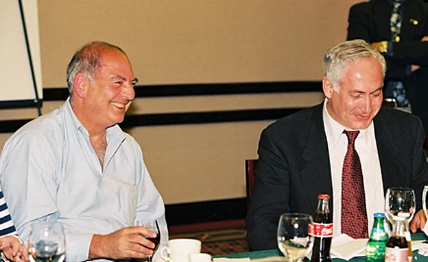 פינקלשטיין (משמאל) עם נתניהו, ארכיון