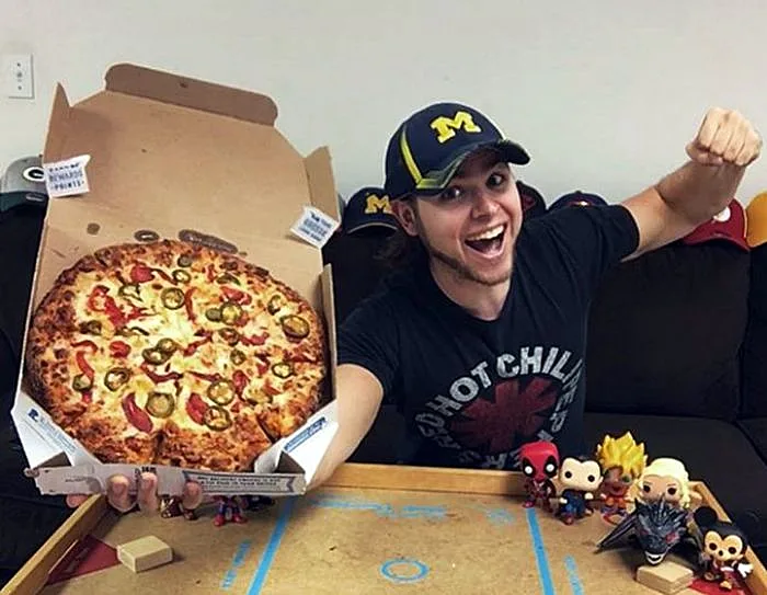 בראיין ומגש הפיצה היומי