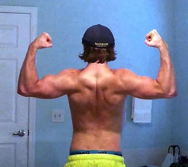 בראיין מציג את גופו ביום ה-367 לאתגר