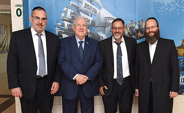 ''התרבכו התלמידים בגדולי המחנכים'' (מארק ניימן/לע''מ)