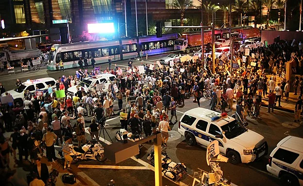 עימותים בין תומכי טראמפ ומתנגדיו, אתמול (רויטרס)