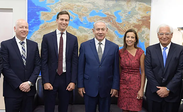 רה''מ וחברי המשלחת (עמוס בן גרשום לע''מ)