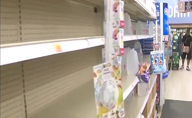 מדפים רוקנו במרכולים (רויטרס)