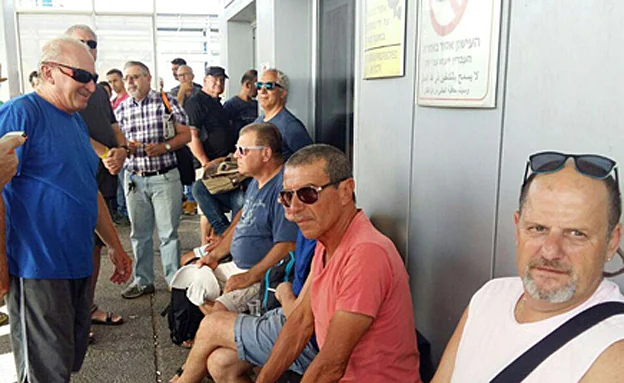 עובדי חיפה כימיקלים בשער המפעל