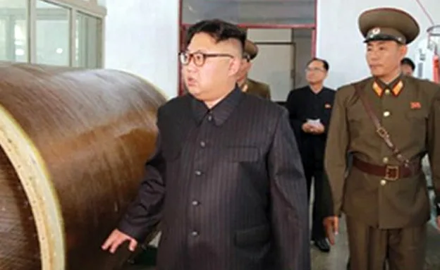 קים בוחן את הטילים (ארכיון) (התקשורת הקוריאנית)