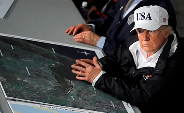 טראמפ בחדר המצב בטקסס (רויטרס)