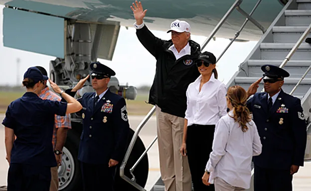 דונלד טראמפ נוחת ביוסטון (רויטרס)