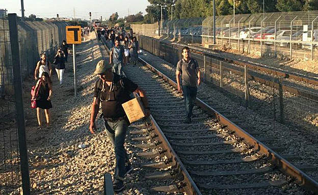נוסעי הרכבת נאלצו להמשיך רגלית לתחנה (דנה שידלובסקי)