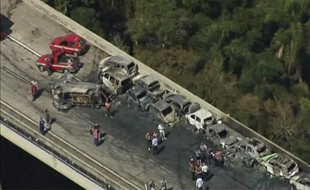 2 משאיות התנגשו - 36 רכבים נפגעו (רויטרס)