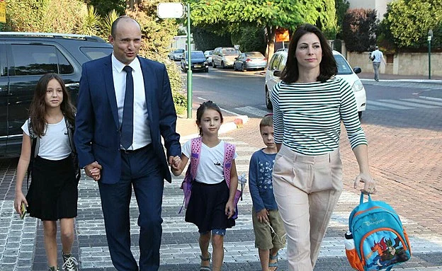 בנט וילדיו בדרך לבית לבית הספר