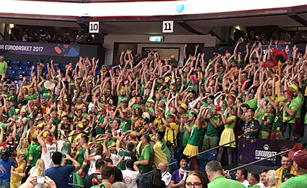 הקהל הליטאי נתן תצוגת עידוד