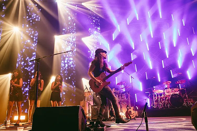 אתניקס בהופעה בהיכל התרבות