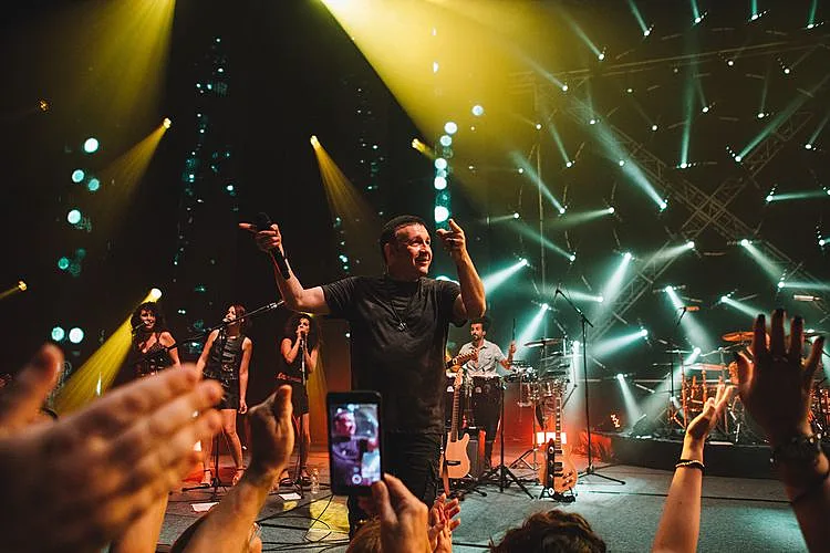 אתניקס בהופעה בהיכל התרבות