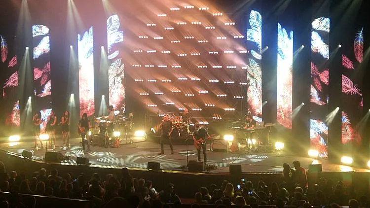 אתניקס בהופעה בהיכל התרבות