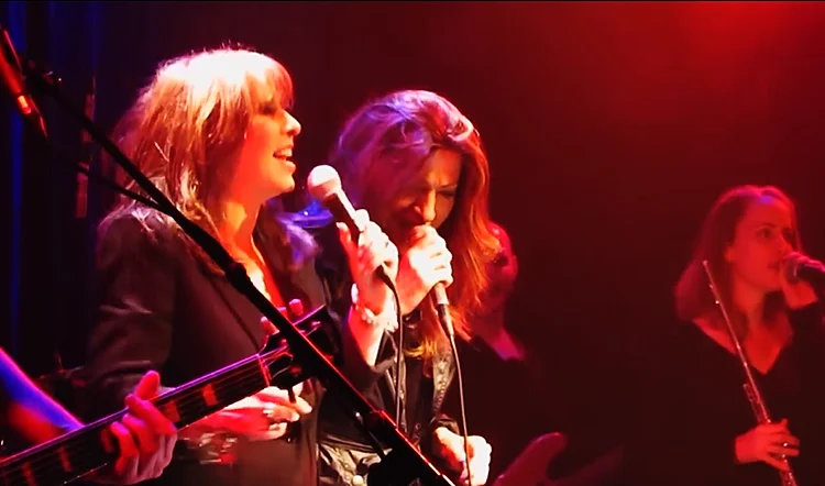 דנה אינטרנשיונל וירדנה ארזי על הבמה