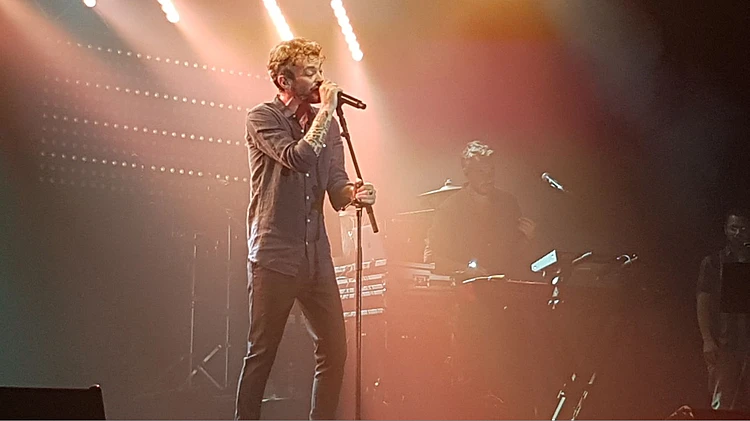 מוקי בהופעה הולך על מים