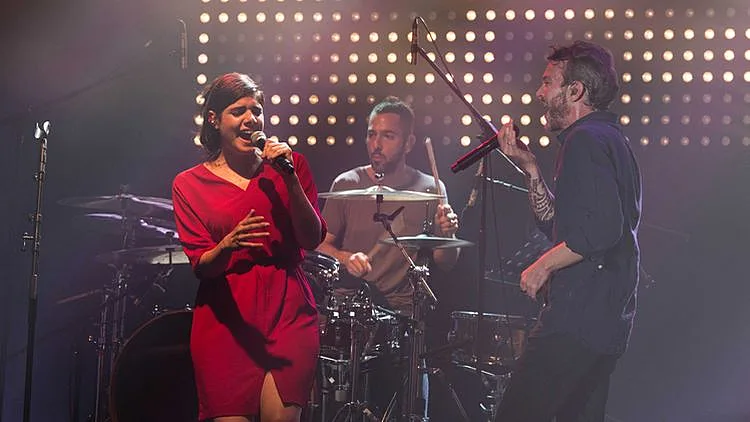 מוקי בהופעה הולך על מים