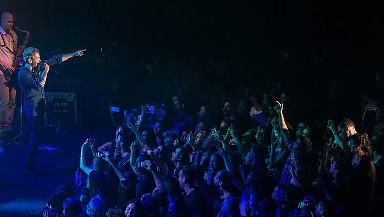 מוקי בהופעה הולך על מים