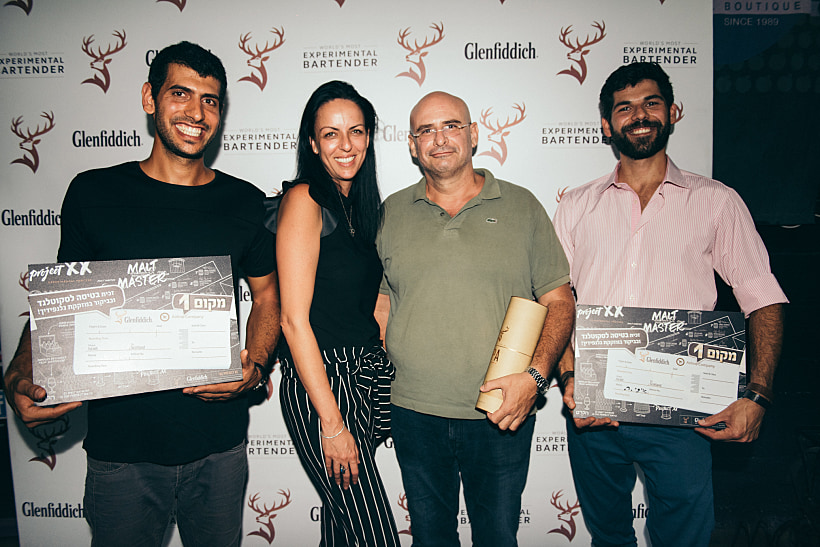 הזוכים בתחרות עם ניר קיפניס ורונית אבנר. צילום: אמיר יעקובי