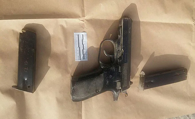 האקדח של המחבל (דוברות המשטרה)