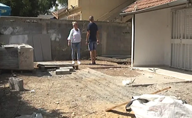 שיפוץ הדירה מתעכב ואביב נשאר כלוא