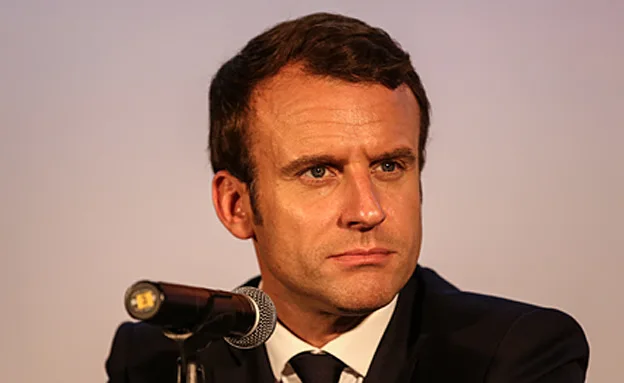 ניסה לשכנע, מקרון