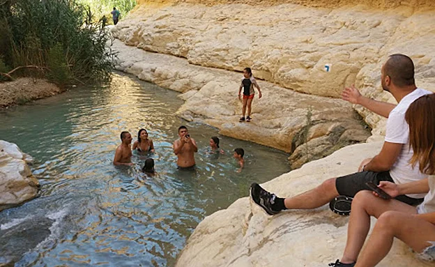 מטיילים בנחל ערוגות