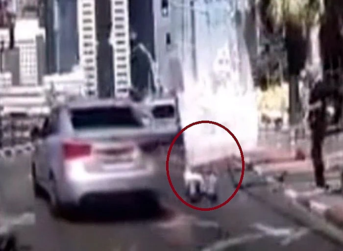 נהג המונית מוטל על הרצפה