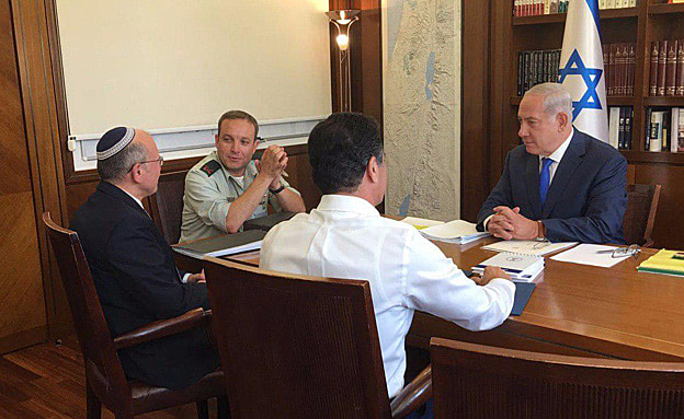נתניהו בתדרוך ביטחוני לפני הנסיעה (לשכת רה''מ)