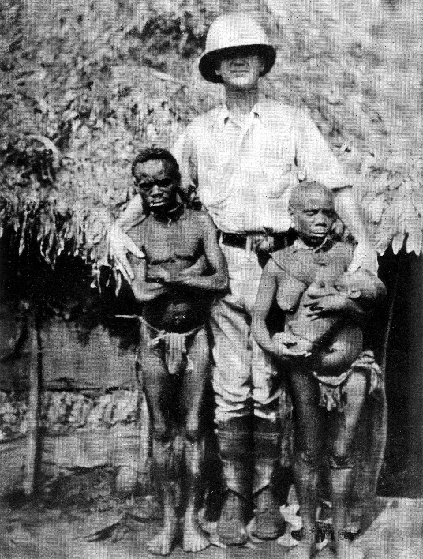 פיגמים אפריקאים לצד חוקר מערבי