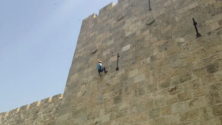סנפלינג על חומות העיר העתיקה (צילום: תיירות פמ''י)