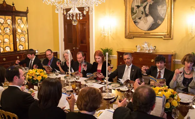הנשיא אובמה ומשפחתו חוגגים את הסדר