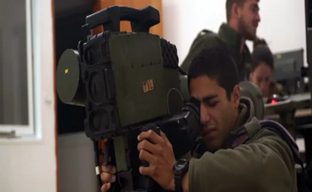 משגרים טיל לעבר מטרות