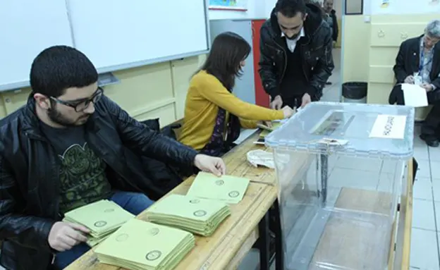 מצביעים במשאל העם בטורקיה