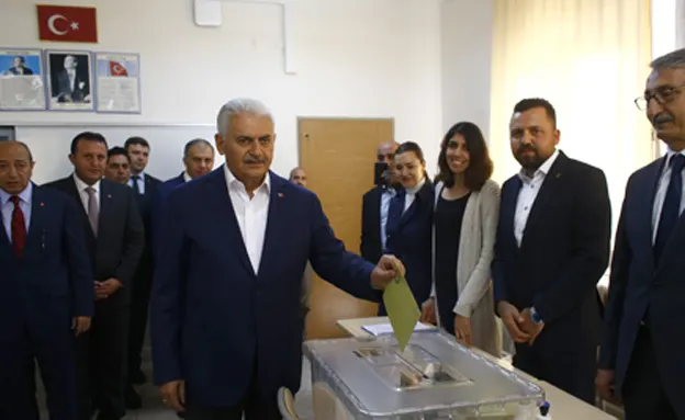גם ראש ממשלת טורקיה הגיע להצביע
