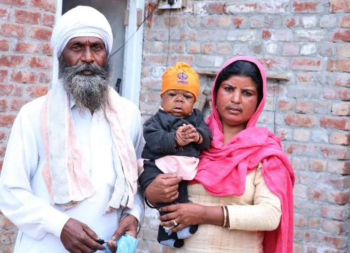 מנפרייט סינגה עם הוריו