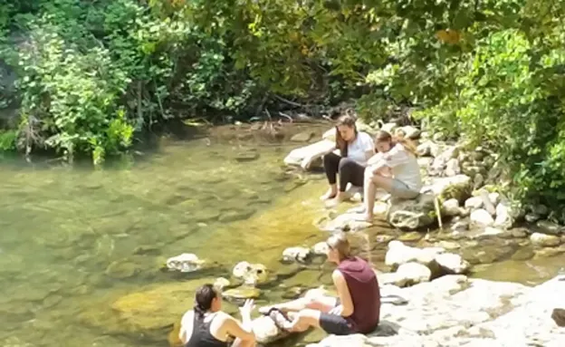 מטיילים בנחל כזיב