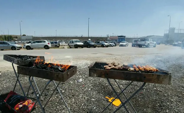 ארוחת בשרים ליד הכלא