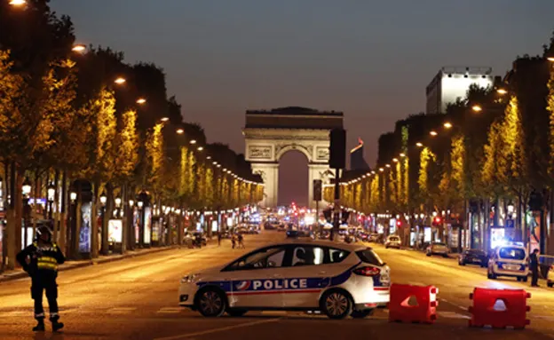 זירת הירי, הערב. פיגוע בפריז. ''השוטר נורה כשישב ברכב''