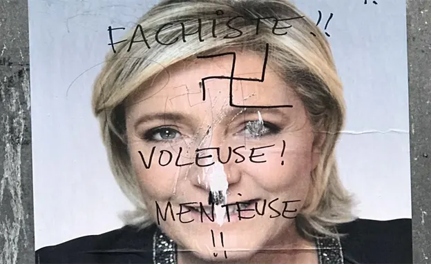 צלב קרס על שלטי פרסום של לה פן