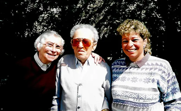 מלה מאיר עם הוריה יעקב ושרה ז''ל