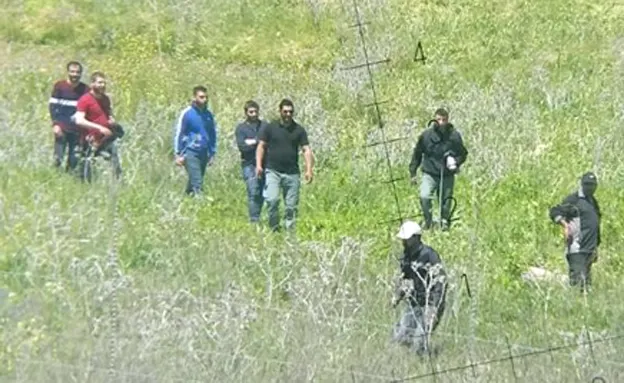 בביגוד אזרחי ובלי התקשורת