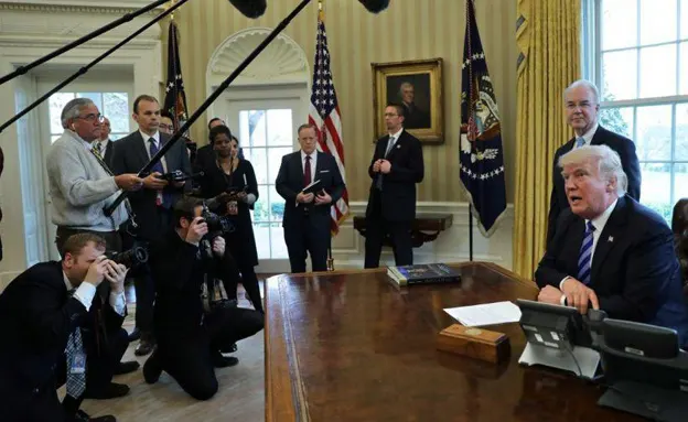 טראמפ מתגאה במשרד הנשיא