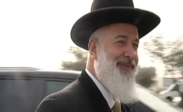 הרב מצגר בכניסה לכלא