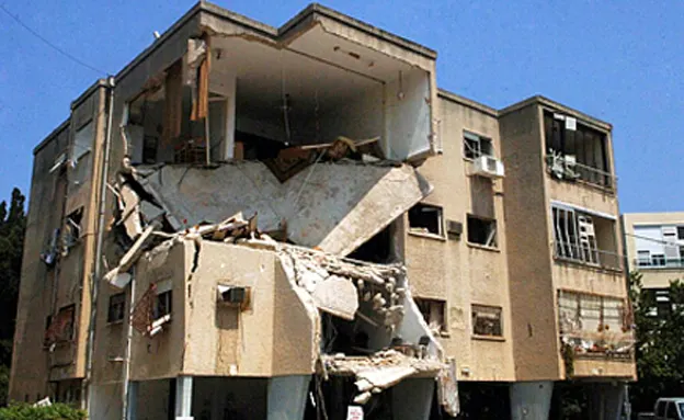 בניין שנפגע מרקטה במלחמת לבנון השנייה