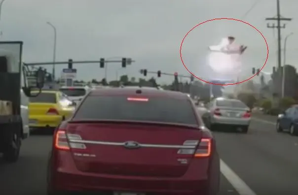 המטוס פוגע בקווי המתח