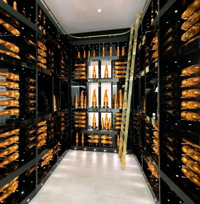 חדר השמפניה הכולל 170 בקבוקי קריסטל מוזהבים