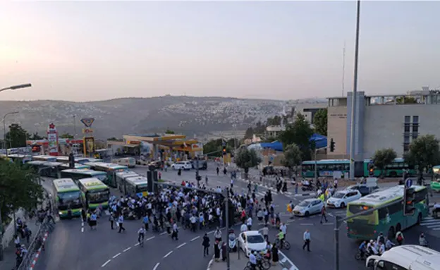 המחאה בכניסה לבירה