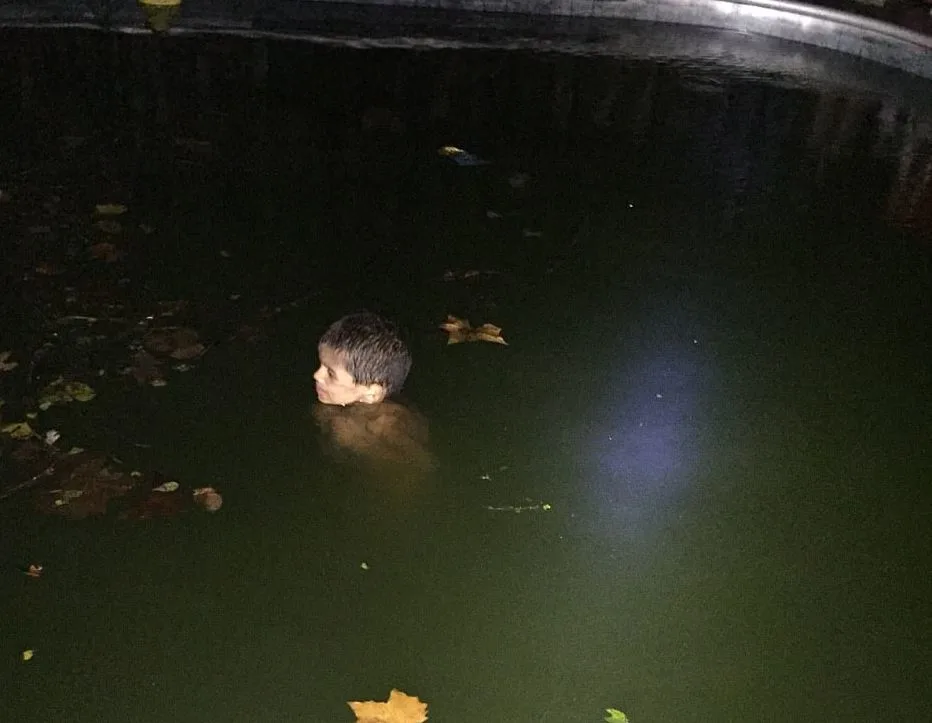 הוכרח לעמוד שעות בבריכה מטונפת כאשר המים מגיעים לצווארו ונאסר עליו לזוז