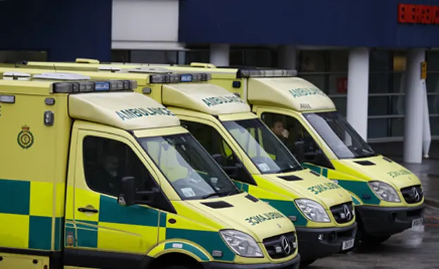 בריטניה: אמבולנסים הופנו לבתי חולים אחרי (רויטרס)